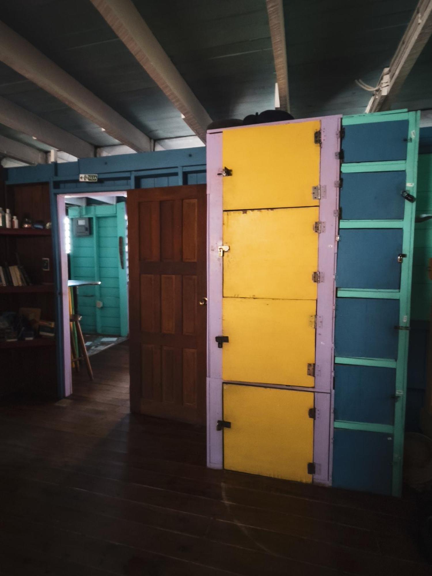 Anda Di Hows Hostel Placencia 外观 照片