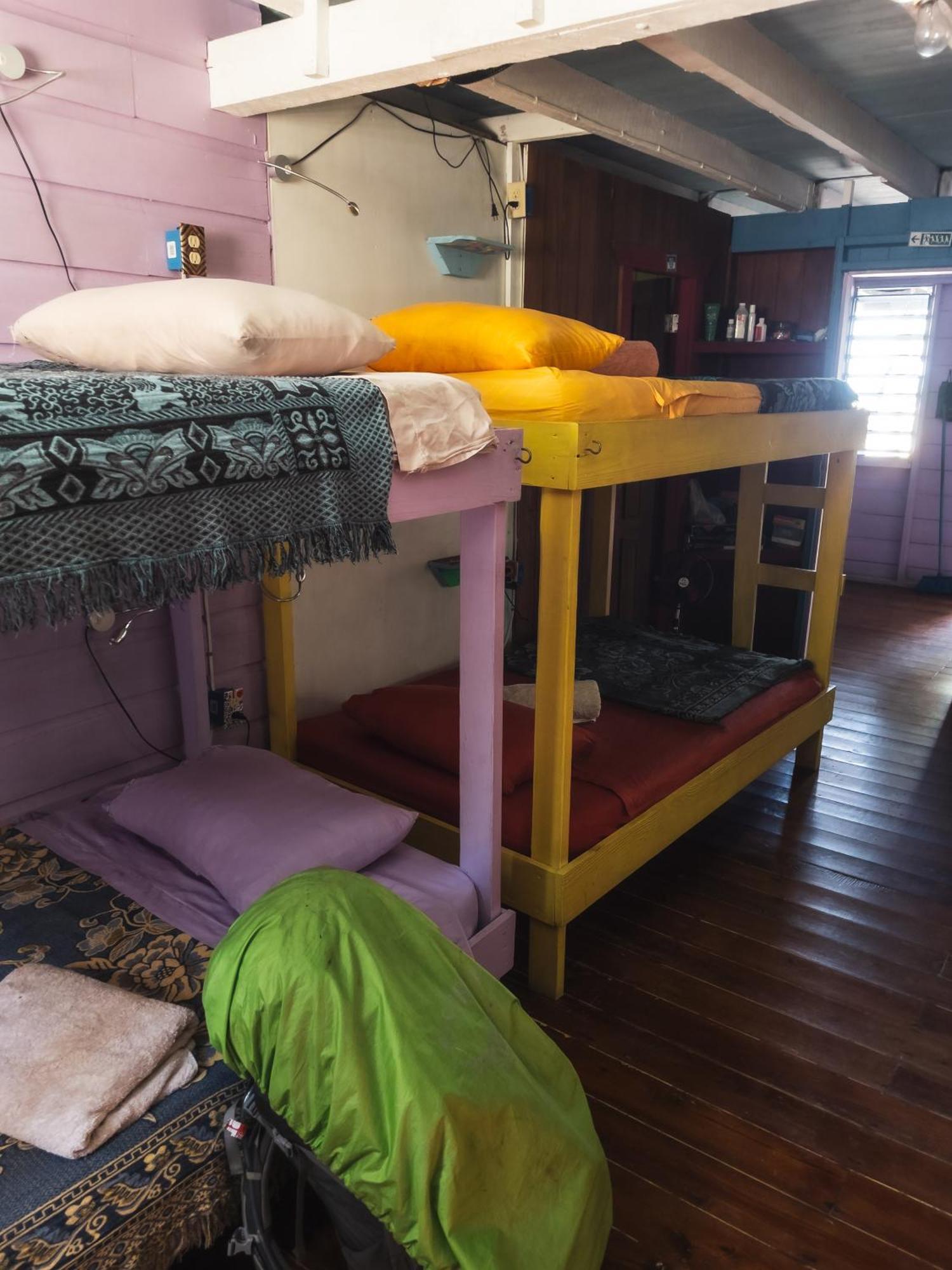 Anda Di Hows Hostel Placencia 外观 照片