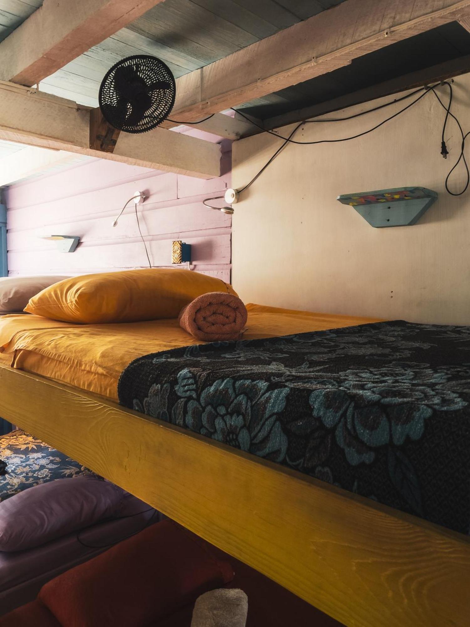 Anda Di Hows Hostel Placencia 外观 照片