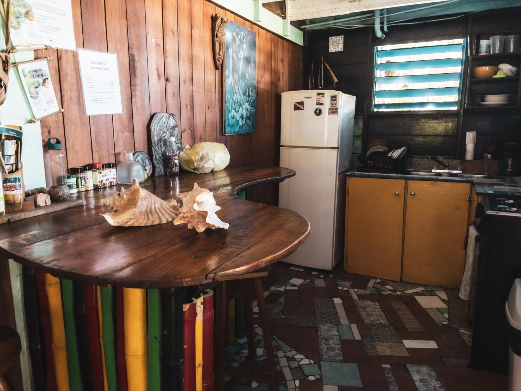 Anda Di Hows Hostel Placencia 外观 照片