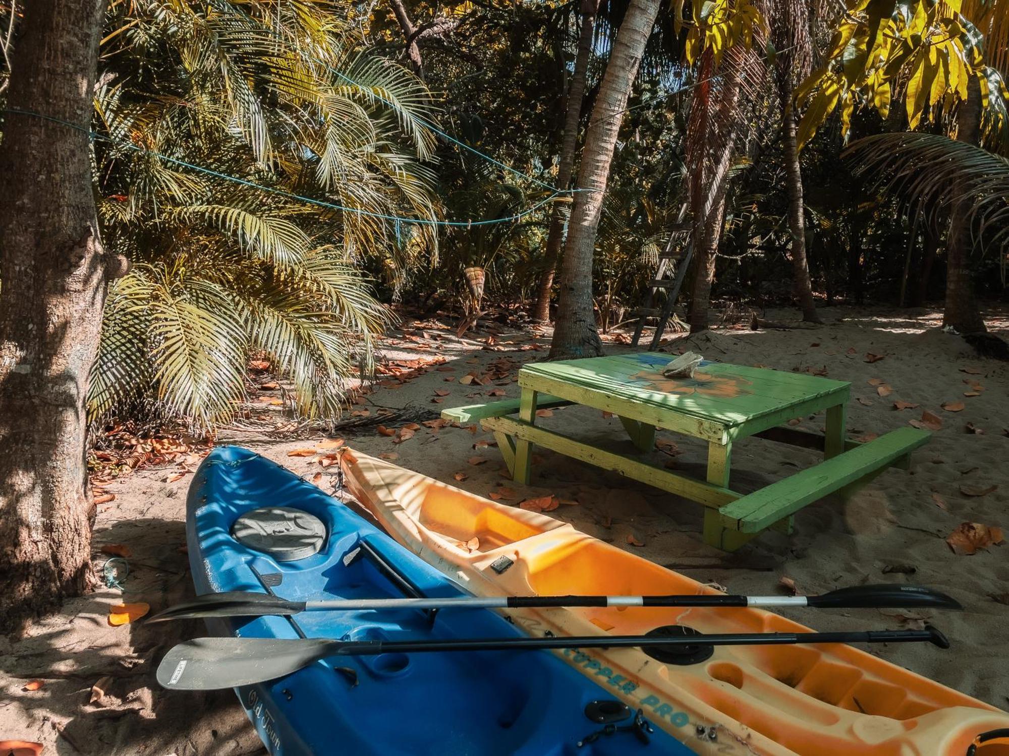 Anda Di Hows Hostel Placencia 外观 照片