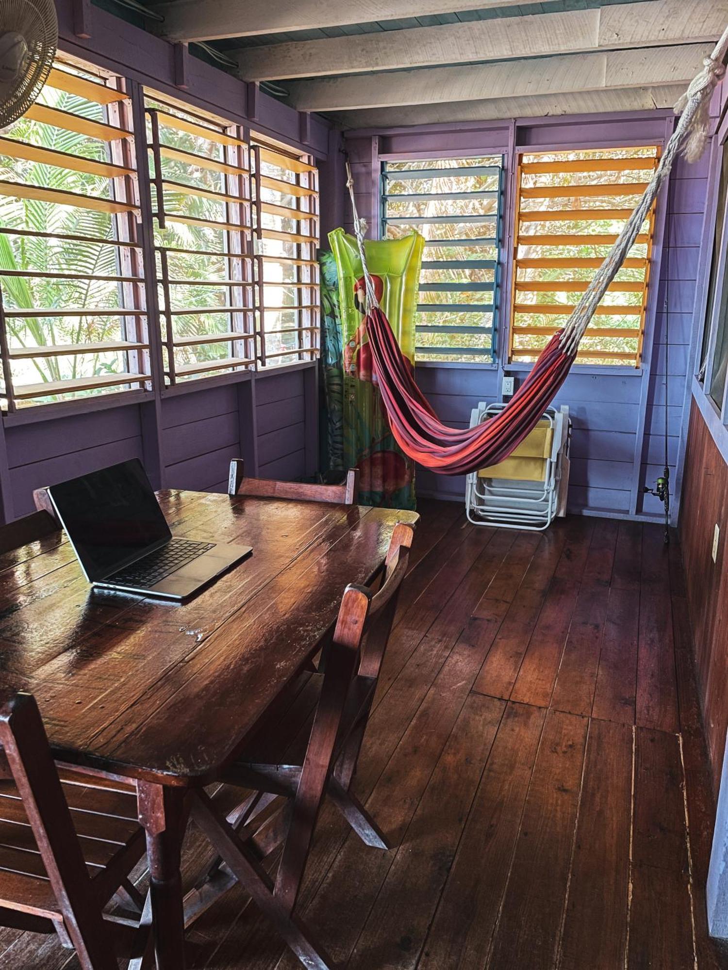Anda Di Hows Hostel Placencia 外观 照片