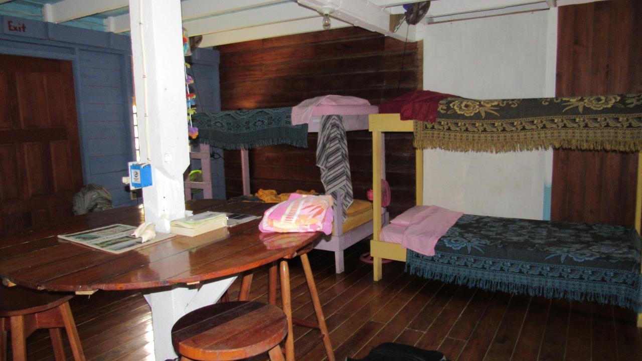 Anda Di Hows Hostel Placencia 外观 照片