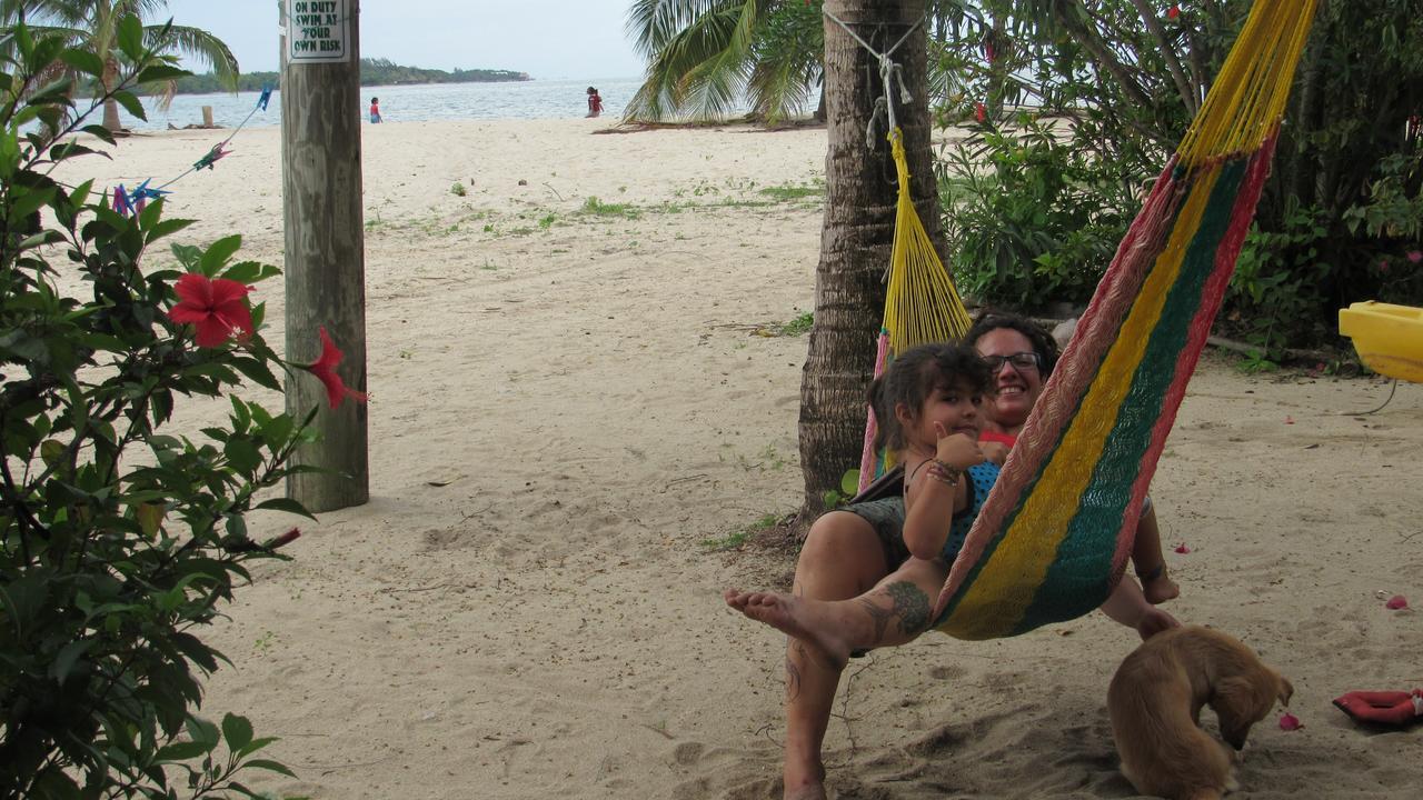 Anda Di Hows Hostel Placencia 外观 照片