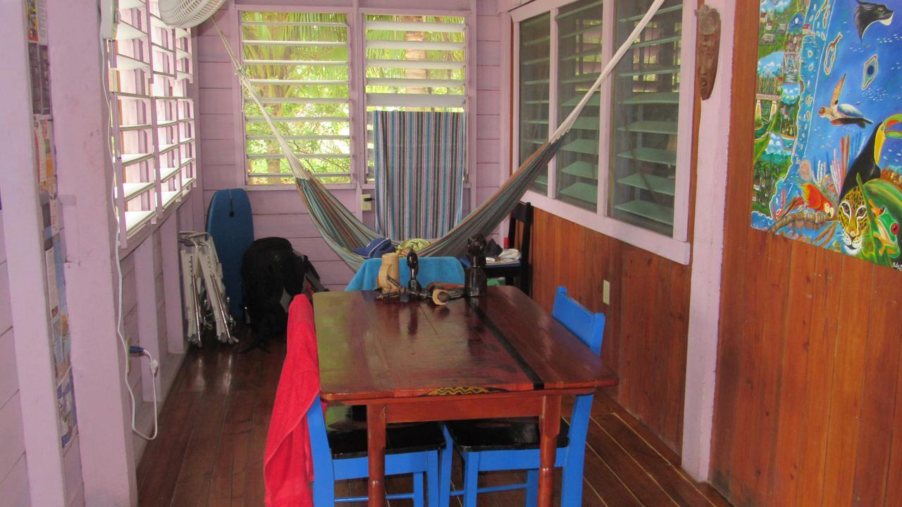 Anda Di Hows Hostel Placencia 外观 照片