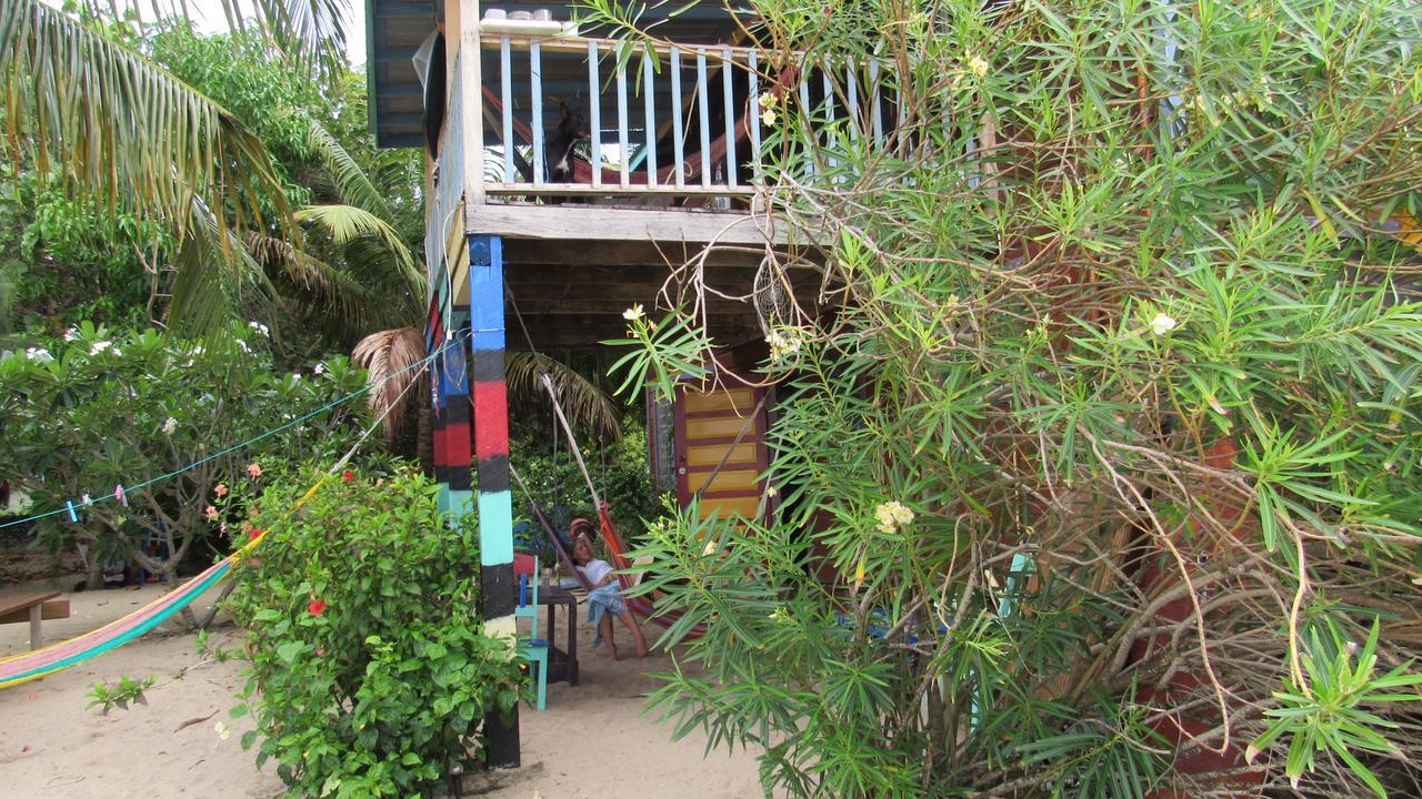 Anda Di Hows Hostel Placencia 外观 照片