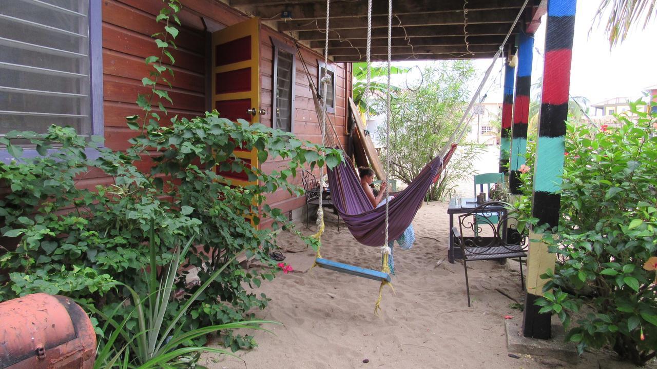 Anda Di Hows Hostel Placencia 外观 照片